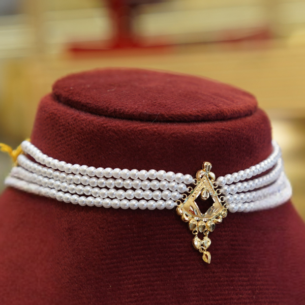 Triangle Pendant Pearl Choker