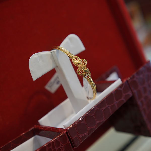 Interlocking Gold Bangle